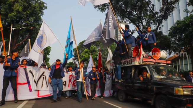Sejumlah Mahasiswa Universitas Trisakti menggelar aksi unjuk rasa di kawasan Patung Kuda Arjuna Wiwaha, Jakarta, Kamis (29/10/2026). [Suara.com/Alfian Winanto]