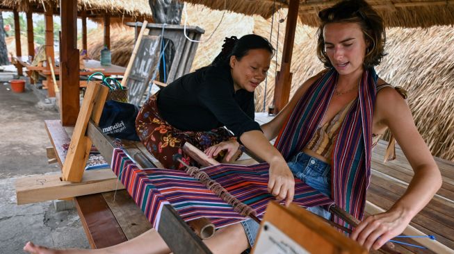 Wisatawan asing berkunjung ke Desa wisata adat Sade, Rembitan, Kecamatan Pujut, Praya, Lombok Tengah, NTB, Rabu (28/10/2026). [ANTARA FOTO/Ahmad Subaidi/nz]