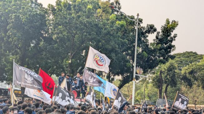 Massa mahasiswa Universitas Trisakti memadati kawasan Patung Kuda, Jakarta Pusat, untuk menggelar aksi unjuk rasa pada Kamis (29/10/2026). [Suara.com/Adiyoga]