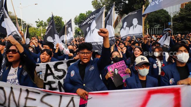 Sejumlah Mahasiswa Universitas Trisakti menggelar aksi unjuk rasa di kawasan Patung Kuda Arjuna Wiwaha, Jakarta, Kamis (29/10/2026). [Suara.com/Alfian Winanto]