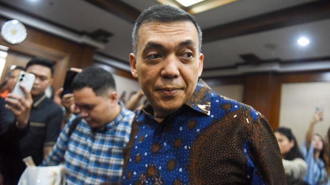 Terdakwa kasus dugaan pemerasan dan gratifikasi pengurusan izin tinggal WNA di lingkungan Ditjen Imigrasi, Silmy Karim (kanan) berjalan memasuki ruangan untuk mengikuti sidang pembacaan surat dakwaan di Pengadilan Tipikor, Jakarta, Kamis (29/10/2026). [ANTARA FOTO/Indrianto Eko Suwarso/nz]