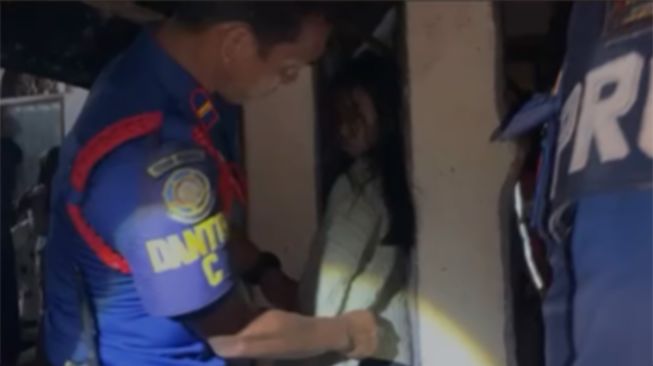 Terjepit di Sela Tiang Rumah Selama 2 Jam, Perempuan 19 Tahun di Padang Dievakuasi Damkar