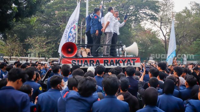 Stafsus Mensesneg Binbin Firman Tresnadi menemui Mahasiswa Universitas Trisakti yang menggelar aksi unjuk rasa di kawasan Patung Kuda Arjuna Wiwaha, Jakarta, Kamis (29/10/2026). [Suara.com/Alfian Winanto]