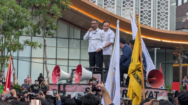 Naik Mobil Komando di Patung Kuda, Stafsus Mensesneg Diteriaki Bohong Mahasiswa Trisakti