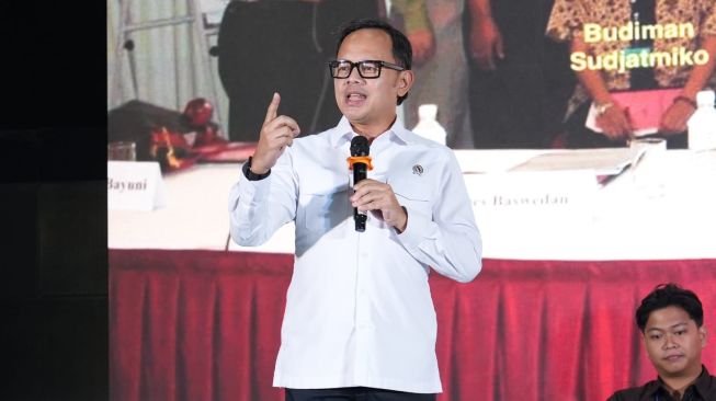 Meminjam kalimat dari mantan Menteri Keuangan Sri Mulyani, Wamendagri Bima Arya menyatakan "Jangan pernah lelah mencintai Indonesia." (Dok. Kemendagri)