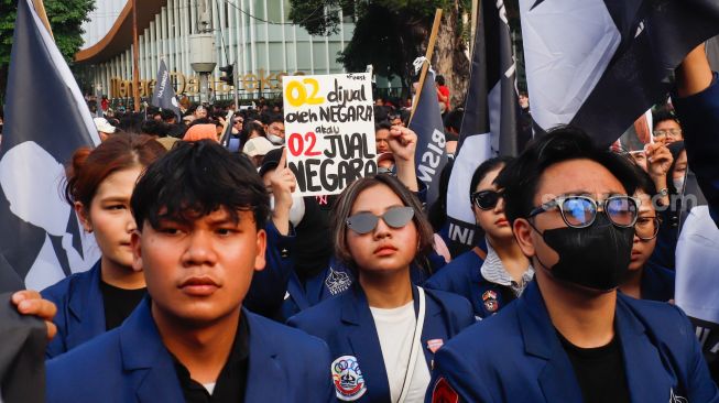 Sejumlah Mahasiswa Universitas Trisakti menggelar aksi unjuk rasa di kawasan Patung Kuda Arjuna Wiwaha, Jakarta, Kamis (29/10/2026). [Suara.com/Alfian Winanto]