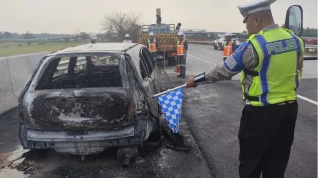 Detik-detik Honda CR-V Membara di Tol Jomo: Pengemudi 61 Tahun Lolos dari Kepungan Api