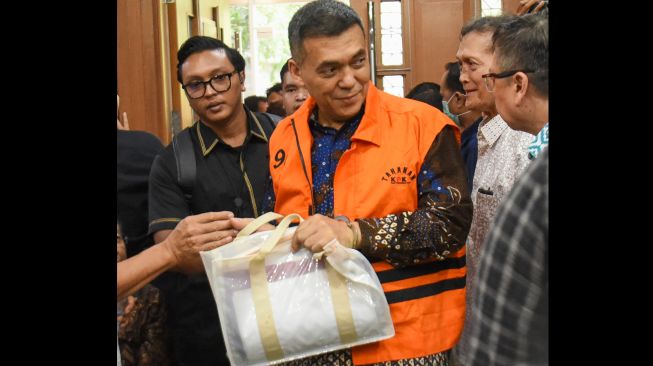 Terdakwa kasus dugaan pemerasan dan gratifikasi pengurusan izin tinggal WNA di lingkungan Ditjen Imigrasi, Silmy Karim (tengah) berjalan memasuki ruangan untuk mengikuti sidang pembacaan surat dakwaan di Pengadilan Tipikor, Jakarta, Kamis (29/10/2026). [ANTARA FOTO/Indrianto Eko Suwarso/nz]
