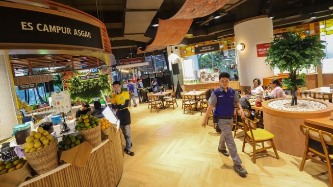 Suasana pengunjung saat menikmati hidangan di area kuliner Langit Nusantara di Senayan Park (Spark), Jakarta, Jumat (30/10/2026). [Suara.com/Alfian Winanto]