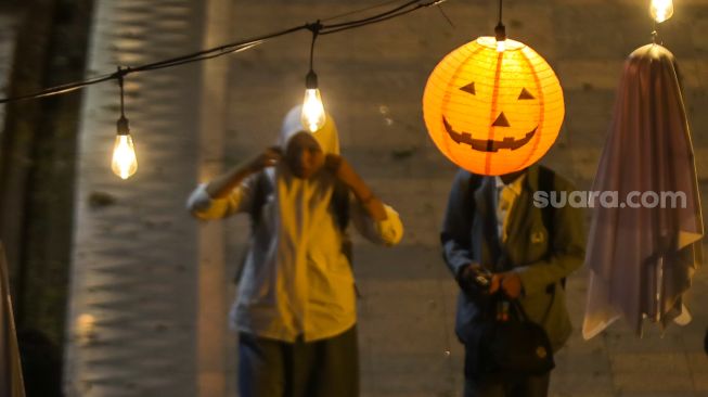 Dekorasi bertemakan hantu menghiasi jalur pejalan kaki di depan Hotel Le Meridien, Jalan Sudirman, Jakarta, Jumat (30/10/2026). [Suara.com/Alfian Winanto]