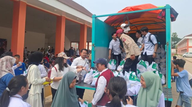 Peringati Setahun Sekolah Rakyat, Kemensos Salurkan 5.000 Paket Sembako di Sulsel