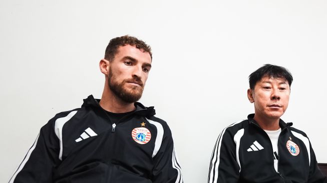 Stjepan Loncar dan Shin Tae-yong saat menghadiri konferensi pers daring jelang menghadapi Dewa United di Super League 2026/2027. (dok. Persija).