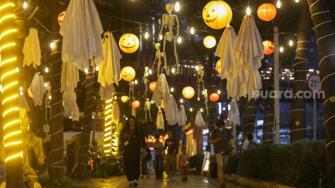 Dekorasi bertemakan hantu menghiasi jalur pejalan kaki di depan Hotel Le Meridien, Jalan Sudirman, Jakarta, Jumat (30/10/2026). [Suara.com/Alfian Winanto]