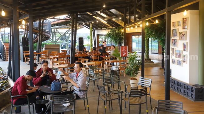 Suasana pengunjung saat menikmati hidangan di area kuliner Langit Nusantara di Senayan Park (Spark), Jakarta, Jumat (30/10/2026). [Suara.com/Alfian Winanto]