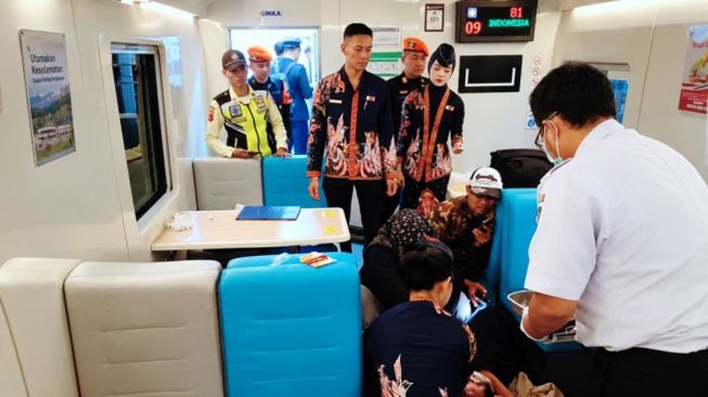 Detik-Detik Menegangkan! Ibu Hamil Melahirkan di Kereta, Dokter Spesialis Kandungan Turun Tangan