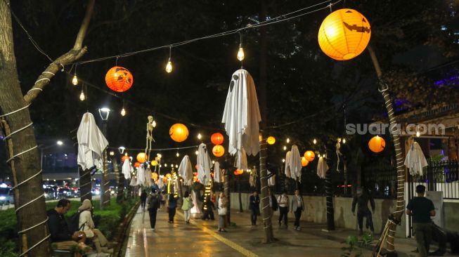 Dekorasi bertemakan hantu menghiasi jalur pejalan kaki di depan Hotel Le Meridien, Jalan Sudirman, Jakarta, Jumat (30/10/2026). [Suara.com/Alfian Winanto]