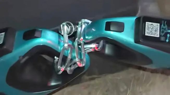Charger Listrik BYD Dirantai Besi Diduga Akibat Persaingan Bisnis