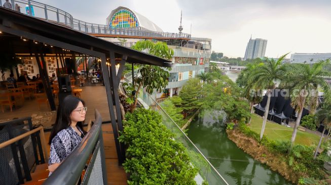 Pengunjung melihat pemandangan di area kuliner Langit Nusantara di Senayan Park (Spark), Jakarta, Jumat (30/10/2026). [Suara.com/Alfian Winanto]