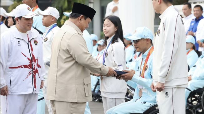 Presiden Prabowo didampingi Menpora Erick Thohir memberikan apresiasi setinggi-tingginya kepada para atlet peraih medali pada Asian Games ke-20 dan Asian Para Games ke-5 di Aichi-Nagoya, Jepang, September lalu. (Dok. Bakom RI)