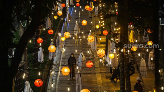 Dekorasi bertemakan hantu menghiasi jalur pejalan kaki di depan Hotel Le Meridien, Jalan Sudirman, Jakarta, Jumat (30/10/2026). [Suara.com/Alfian Winanto]