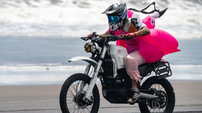 Dress Up Drag Races di Pantai Pasut, Bali dari ajang Deus Slidetober 2026 berlangsung sukses menghadirkan para racer dengan berbagai kostum nyentrik. [Deus Ex Machina]