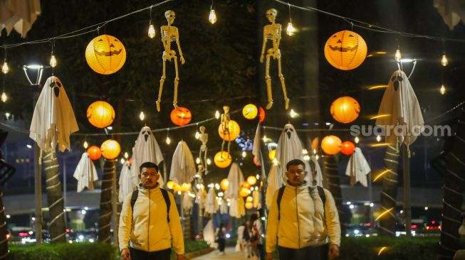 Dekorasi bertemakan hantu menghiasi jalur pejalan kaki di depan Hotel Le Meridien, Jalan Sudirman, Jakarta, Jumat (30/10/2026). [Suara.com/Alfian Winanto]