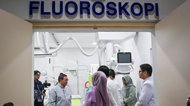 Gubernur DKI Jakarta Pramono Anung (kiri) meninjau ruangan fluoroskopi di gedung Aura Oncology Center, RSUD Pasar Minggu, Jakarta, Jumat (30/10/2026). [ANTARA FOTO/Sulthony Hasanuddin/bar]