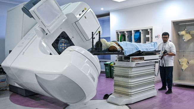 Petugas kesehatan mengoperasikan alat radioterapi linear accelerator (Linac) di gedung Aura Oncology Center, RSUD Pasar Minggu, Jakarta, Jumat (30/10/2026). [ANTARA FOTO/Sulthony Hasanuddin/bar]