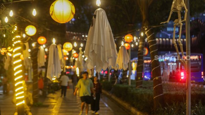 Dekorasi bertemakan hantu menghiasi jalur pejalan kaki di depan Hotel Le Meridien, Jalan Sudirman, Jakarta, Jumat (30/10/2026). [Suara.com/Alfian Winanto]