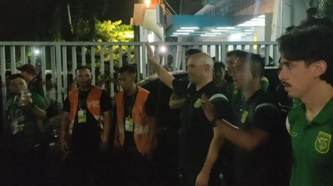 Sandera Bus Sendiri, Lepas Bus Lawan: Malam Horor Persebaya Diadili Bonek di GBT