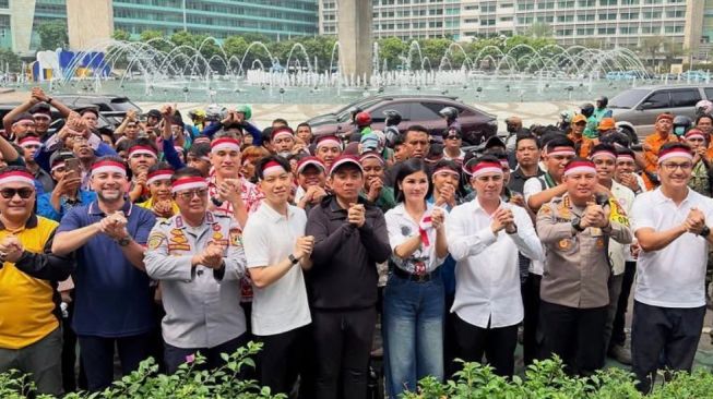 Sosok Ini Disebut Sari yang Berikan Almamater UBSI di Acara Bersama Raffi Ahmad