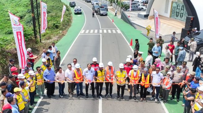 Gubernur Sulawesi Selatan Andi Sudirman Sulaiman meresmikan ruas jalan Paleteang&ndash;Malimpung&ndash;Kabere yang menghubungkan Kabupaten Pinrang hingga perbatasan Kabupaten Enrekang, Jumat (30/10/2026) [SuaraSulsel.id/Humas Pemprov Sulsel]
