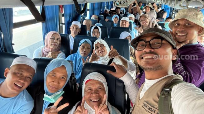 Faried Nabil saat membantu jemaah haji menjalankan ibadah pada 2024 silam [Suara.com/Hadi/dok pribadi]