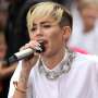 Lupa Lirik, Miley Cyrus Gunakan "Teleprompter"