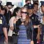"Ngintip" Isi Tas Paris Hilton