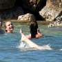Bersama Tiga Teman, Cameron Diaz Berenang "Topless" di Laut