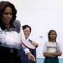 Ibu Negara AS Michelle Obama Main Tenis Meja di Beijing