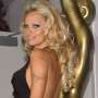 Air Dibatasi, Pamela Anderson pun Pose Telanjang