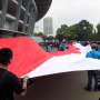  Aksi di GBK, Buruh Kibarkan Bendera Merah Putih 100 Meter