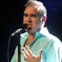 Dipukul Penggemar, Morrissey Jatuh di Panggung Konser