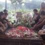 Wong Aksan dan Titi Rajo Bintang Berdoa Bersama di Pusara