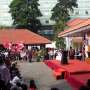 Simpatisan Tunggu Jokowi dan Cawapresnya di Gedung Joang