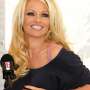 Pamela Anderson Tampil Seksi dengan Baju Renang
