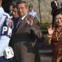 Siswa SD Beri Rangkaian Bunga, Mata SBY dan Ani Berkaca-kaca