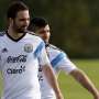 Ingin Tampil Bersama Messi, Higuain Pindah ke Barcelona?