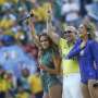 Pitbull Tampil "Cool", J-Lo dan Claudia Leitte Super Seksi!