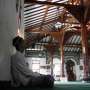 Masjid Tua yang Bertahan di Tengah Gedung Megah