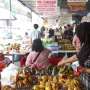 Asyiknya Berburu Takjil di Pasar Benhil