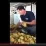 Wow, Lelaki Ini Legenda Hidup Pemotong Buah Lemon