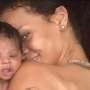 Rihanna "Topless" Sambil Gendong Keponakan